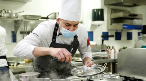 El ganador de la pasada edición preparando su plato en la final del Premio Promesas 2022 Premio Promesas 2022