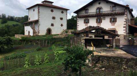 irurita A la izquierda, la Casa-torre Dorrea, erigida en Irurita en el siglo XV.