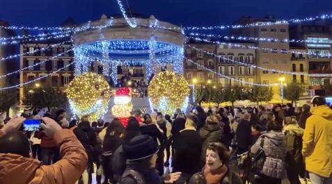 Luces navideñas en la plaza del Castillo de Pamplona Luces navideñas en la plaza del Castillo de Pamplona