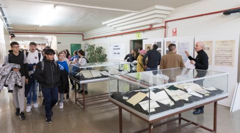Estudiantes del instituto Benjamín de Tudela observan documentos de la exposición Estudiantes del instituto Benjamín de Tudela observan documentos de la exposición