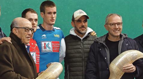 Carmelo Ezpeleta (izda.) y Stefano Domenicali (dcha.) posan con Laso, Mariezkurrena y Hernández Carmelo Ezpeleta (izda.) y Stefano Domenicali (dcha.) posan con Laso, Mariezkurrena y Hernández