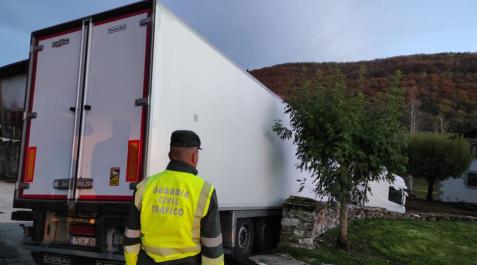 Camión que se ha quedado atascado en Etulain Camión que se ha quedado atascado en Etulain