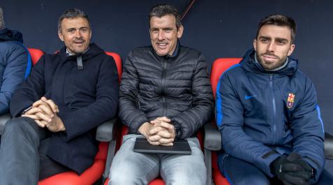 Luis Enrique Martínez y Juan Carlos Unzué, en el banquillo de El Sadar en el Osasuna-Barcelona del 10 de diciembre de 2016 Luis Enrique Martínez y Juan Carlos Unzué, en el banquillo de El Sadar en el Osasuna-Barcelona del 10 de diciembre de 2016