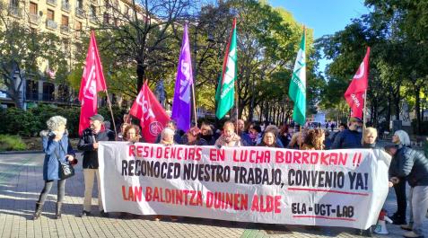 concentracion-residencias Representantes sindicales del sector de las residencias se han concentrado este jueves ante el Parlamento de Navarra