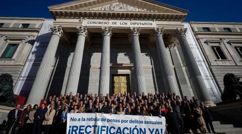 dimision-montero Diputados y senadores del PP se concentran a las puertas del Congreso para pedir la dimisión de la ministra de Igualdad, Irene Montero