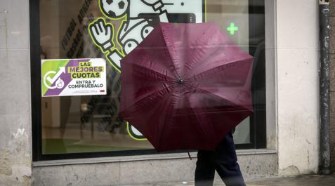 apuestas Un hombre pasa delante de un local de apuestas en Pamplona