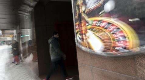 apuestas Una persona entra en un salón de juego de Pamplona