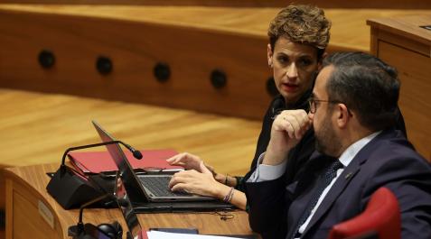 chivite-remirez La presidenta de Navarra, María Chivite, habla con el vicepresidente, Javier Remírez, durante el pleno del Parlamento