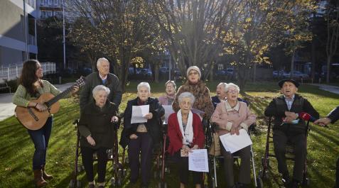 Meca Isabel Laranjeira, musicoterapeuta; Alfredo Galindo, Juana Cerrada, Carmen Arteta, María Luisa Lizarraga (sentada al fondo), María Eva Zabalza (sentada delante), Isabel Moriones, Carmelo de León, María Jesús Eraso y Vicente Rubio. Son parte de los integrantes del grupo coral. Acudió también a la presentación Javier Echarte.