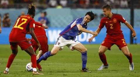 Nico Williams, a la izda., observa una acción del partido en la que Gavi, Daichi Kamada y César Azpilicueta (dcha.) pugnan por el balón Selección española