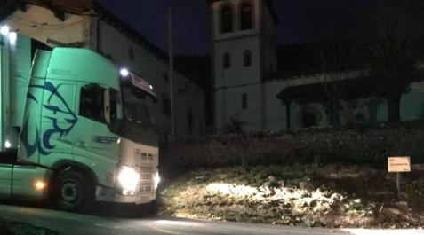 etulain El camión que a punto estuvo de quedar atrapado ayer, jueves, en Etulain.