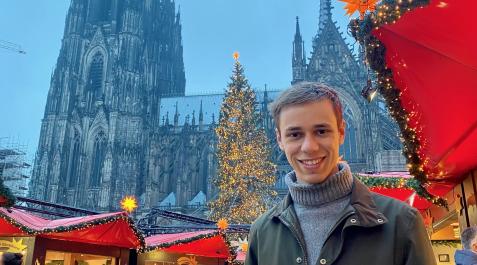 Alvaro Cruchaga Álvaro Cruchaga en el mercadillo de Navidad de Colonia, frente a la majestuosa catedral gótica.