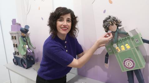 La artista Mila García, junto a Alicia, de la serie del cuento Alicia en el País de las Maravillas La artista Mila García, junto a Alicia, de la serie del cuento Alicia en el País de las Maravillas