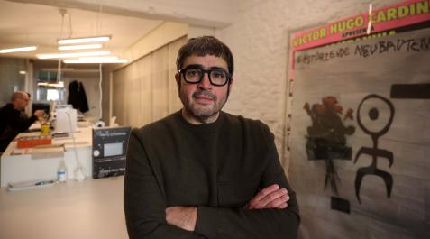 Raúl Montero, arquitecto Ramón Montero en su estudio RUE de la calle Barquilleros, junto a una gigantografía de sus queridos Einstürzende Neubauten