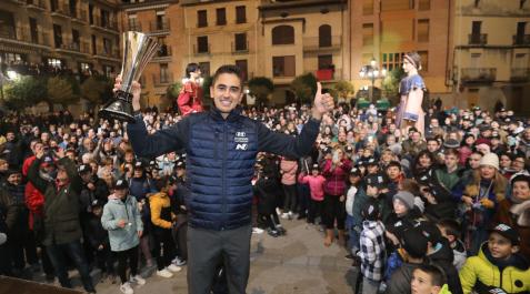 Mikel Azcona, rodeado de sus vecinos este viernes en Falces Mikel Azcona, rodeado de sus vecinos este viernes en Falces