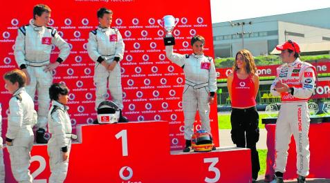 Mikel Azcona levanta la copa y recibe los aplausos de Fernando Alonso, a su derecha. Mikel Azcona levanta la copa y recibe los aplausos de Fernando Alonso, a su derecha.