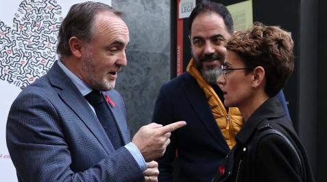 El líder de UPN y de NA+, Javier Esparza, hablando el jueves en el Parlamento con la presidenta María Chivite y Ramón Alzórriz (PSN) El líder de UPN y de NA+, Javier Esparza, hablando el jueves en el Parlamento con la presidenta María Chivite y Ramón Alzórriz (PSN)