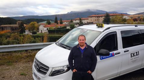 Taxi Aoiz Javier Idiazabal Chourraut, taxista, con Aoiz al fondo.