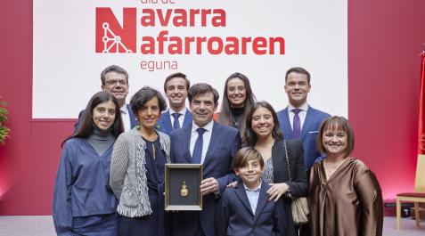 De izda a dcha (primera fila): María Eugenia Ugalde Fernández, Julia Fernández Tellechea, Ignacio Ugalde Barbería, Federico Ugalde, Micaela Ugalde y Beatriz Azpiazu. En segunda fila: Miguel Ugalde Barbería, Iñaki Ugalde Azpiazu, Ainhoa Ugalde Azpiazu y Mi De izda a dcha (primera fila): María Eugenia Ugalde Fernández, Julia Fernández Tellechea, Ignacio Ugalde Barbería, Federico Ugalde, Micaela Ugalde y Beatriz Azpiazu. En segunda fila: Miguel Ugalde Barbería, Iñaki Ugalde Azpiazu, Ainhoa Ugalde Azpiazu y Migueltxo Ugalde Azpiazu