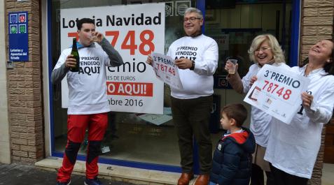 La administración de San Adrían ya repartió 82,5 millones de la lotería de Navidad en 2016. José Luis Martínez, en el centro de la foto, el día que repartió el premio que dejó 82,5 millones de euros en el pueblo La administración de San Adrían ya repartió 82,5 millones de la lotería de Navidad en 2016. José Luis Martínez, en el centro de la foto, el día que repartió el premio que dejó 82,5 millones de euros en el pueblo