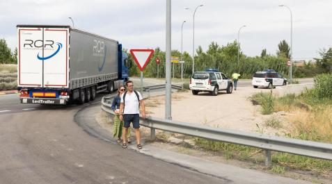 Dos personas esperan para cruzar la variante, donde se estudia poner un paso de cebra Dos personas esperan para cruzar la variante, donde se estudia poner un paso de cebra