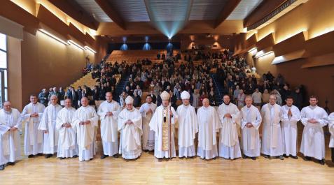 Francisco Pérez, (en el centro) junto a los demás sacerdotes y asistentes a la misa solemne de la fiesta de San Francisco Javier este sábado, en el auditorio Juan de Jasso Francisco Pérez, (en el centro) junto a los demás sacerdotes y asistentes a la misa solemne de la fiesta de San Francisco Javier este sábado, en el auditorio Juan de Jasso