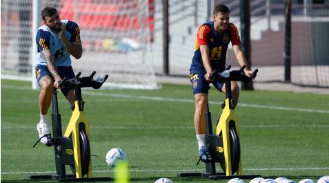 El defensa Azpilicueta (d) y el guardameta David Raya, durante el entrenamiento que celebró la selección española este domingo en la Universidad de Catar ( El defensa Azpilicueta (d) y el guardameta David Raya, durante el entrenamiento que celebró la selección española este domingo en la Universidad de Catar (