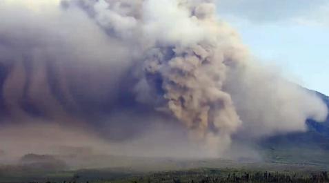 El volcán Semeru, en erupción El volcán Semeru, en erupción