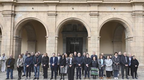 Minuto de silencio frente al Ayuntamiento de Castellón Minuto de silencio frente al Ayuntamiento de Castellón en recuerdo de las víctimas mortales del atropello