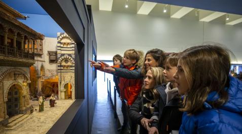 Ruth Martínez y su familia cogen ideas para el nacimiento que construirán para la exhibición de belenes de su colegio Ruth Martínez y su familia cogen ideas para el nacimiento que construirán para la exhibición de belenes de su colegio