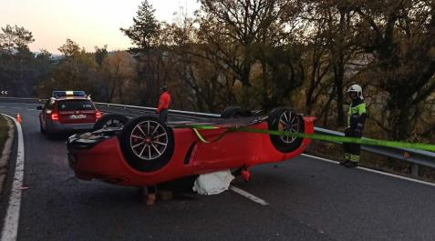 Coche volcado tras una salida de vía en Erro Coche volcado tras una salida de vía en Erro