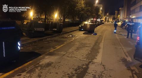 Choca contra contenedores en Pamplona y, tras abandonar el lugar, vuelve a chocar contra vehículos en Ansoáin Choca contra contenedores en Pamplona y, tras abandonar el lugar, vuelve a chocar contra vehículos en Ansoáin