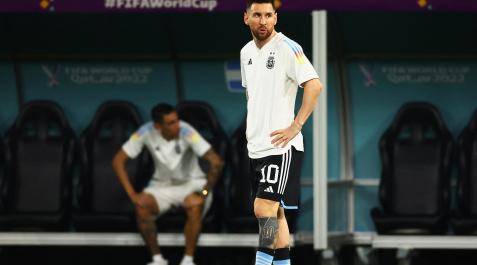 MessiDiMaria Lionel Messi se ejercita antes del encuentro de octavos contra Australia con Di María en el banquillo de Argentina