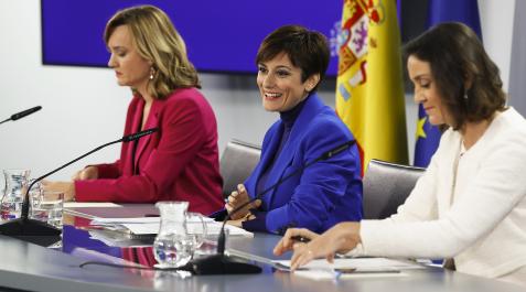 CMinistros De izda. a dcha., la ministra de Educación, Pilar Alegría, la portavoz Isabel Rodríguez y la titular de Comercio, Reyes Maroto