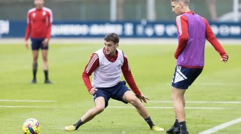 Osasuna Aimar oroz presiona a Darko Brasanac durante el entrenamiento rojillo de este lunes