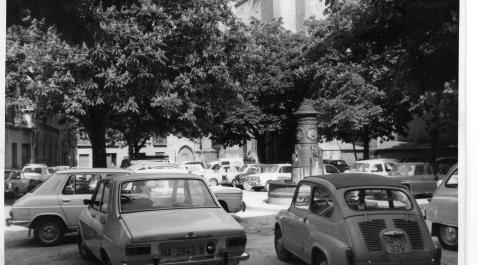 1975-7778 Imagen de la plaza de San José, junto a la catedral de Pamplona, cuando era zona de aparcamiento.