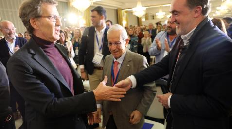 congreso PP navarro Alberto Núñez Feijóo saluda a Javier Esparza, que asiste como invitado al 8º congreso del PP navarro. A su lado, está el expresidente del PP navarro Jaime Ignacio del Burgo