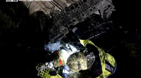 Imagen de los bomberos desatrapando a los ocupantes del vehículo accidentado Imagen de los bomberos desatrapando a los ocupantes del vehículo accidentado