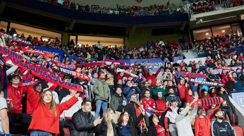 A_ J. (36315795) Parte del público de El Sadar, en el último Osasuna-Barcelona