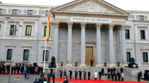 La presidenta del Congreso, Meritxell Batet (c-i) y el presidente del Senado, Ander Gil (c-d) asisten al izado de bandera junto con autoridades militares (i) y políticas (d) a las puertas del Congreso durante la Conmemoración del aniversario de la Consti La presidenta del Congreso, Meritxell Batet (c-i) y el presidente del Senado, Ander Gil (c-d) asisten al izado de bandera junto con autoridades militares (i) y políticas (d) a las puertas del Congreso durante la Conmemoración del aniversario de la Constitución