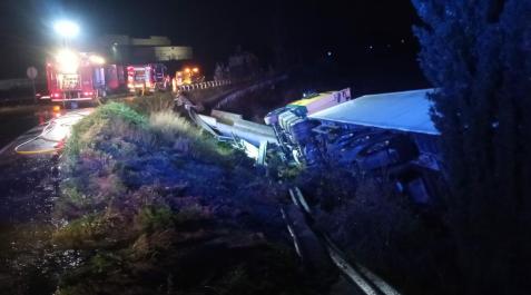 Accidente de un camionero en Mendavia El camionero sufrió una salida de vía