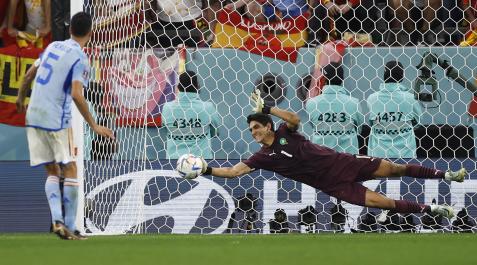 Bono adivina el lanzamiento de Busquets en la tanda de penaltis
