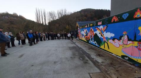 Explicación del nuevo mural del colegio e instituto a vecinos de Roncal el pasado 4 de diciembre Explicación del nuevo mural del colegio e instituto a vecinos de Roncal el pasado 4 de diciembre