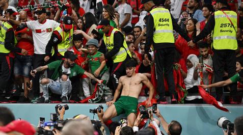 FIFA World Cup Qatar (36323165) Abde se sube a la grada para celebrar el pase con su familia