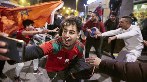 MarruecosCelebraciones Aficionados marroquçíes celebran el pase a cuartos de final del Mundial de Catar 2022 en San Jorge