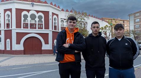 Hugo Higuera, Javier Garbayo Ruiz de Larramendi y Javier Martínez Olcoz, frente a la plaza de toros de Estella, conforman la junta directiva de la nueva asociación Hugo Higuera, Javier Garbayo Ruiz de Larramendi y Javier Martínez Olcoz, frente a la plaza de toros de Estella, conforman la junta directiva de la nueva asociación