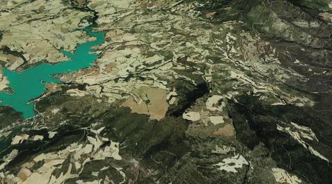 Embalse EMBALSE DE ALLOZ Y SUPERFICIE QUEMADA DE LOS INCENDIOS DE LA ZONA MEDIA. Las capturas fotográficas realizadas el pasado mes de julio permiten observar la superficie quemada (a la derecha) en los incendios de Puente la Reina, Obanos, Legarda y otras localidades de la Zona Media. A la izquierda de la imagen, el agua del embalse de Alloz