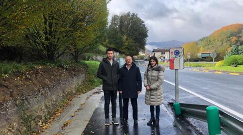De izquierda a derecha: el alcalde de Lesaka, Ladis Satrústegui, el consejero de Cohesión Territorial, Bernardo Ciriza, y la directora general de Transportes y Movilidad Sostenible, Berta Miranda, durante la visita a la zona donde se ubicará el nuevo carr De izquierda a derecha: el alcalde de Lesaka, Ladis Satrústegui, el consejero de Cohesión Territorial, Bernardo Ciriza, y la directora general de Transportes y Movilidad Sostenible, Berta Miranda, durante la visita a la zona donde se ubicará el nuevo carril bici