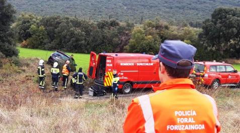 Accidente de tráfico en Unzué Policía Foral y Bomberos, en el lugar del suceso