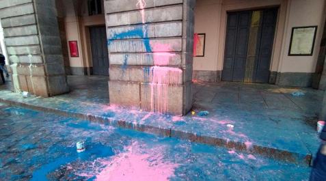 Acción vandálica en La Scala de Milán Así ha quedado la fachada de La Scala